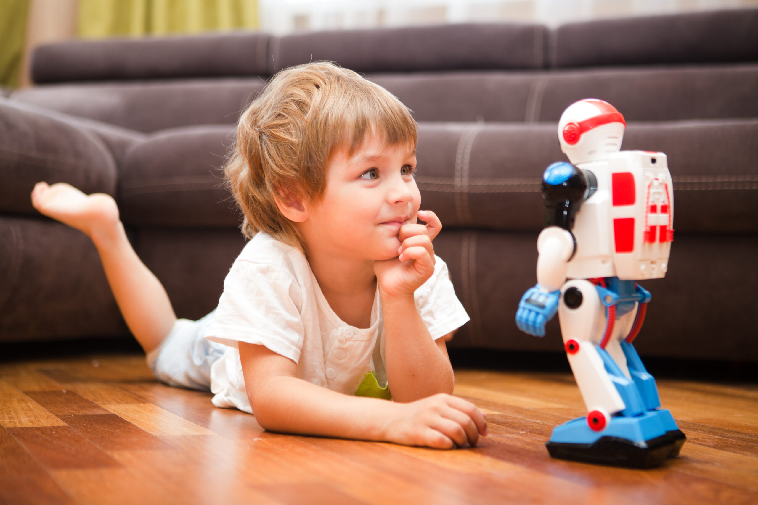 Мальчик купил робота. Игрушки для детей. Роботы для детей. Игрушки для мальчиков. Современные игрушки для детей.