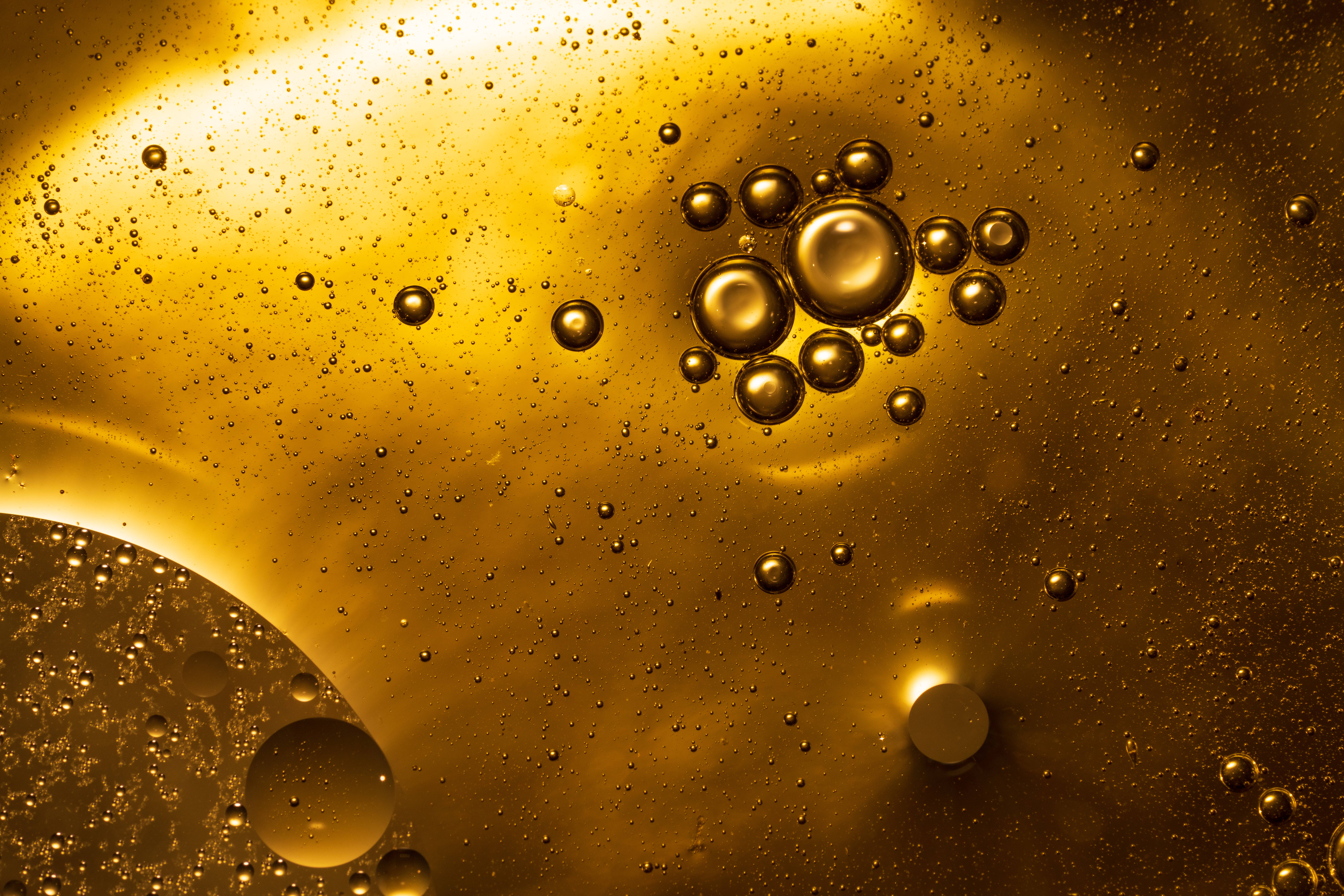 goldene Blasen aus Öl und Wasser