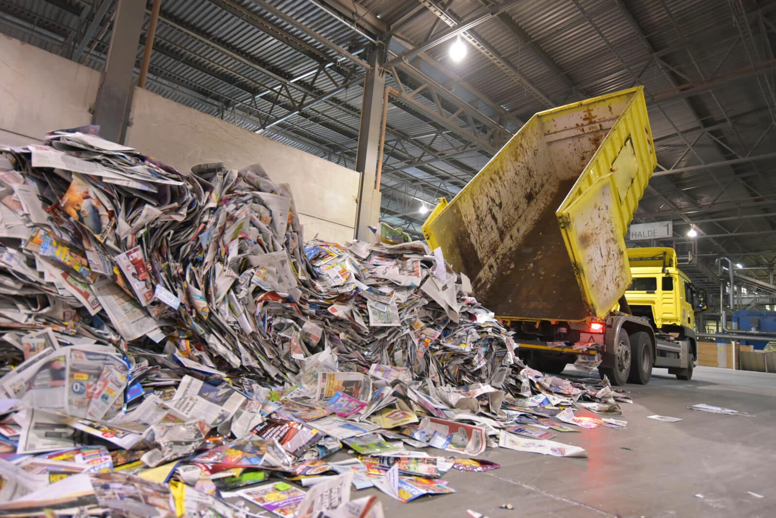 LKW kippt Altpapier zur Wiederverwendung ab - Herstellung von neuem Papier in einer Papierfabrik // Truck tips waste paper for reuse - production of new paper in a paper mill