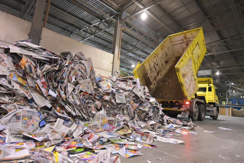 LKW kippt Altpapier zur Wiederverwendung ab - Herstellung von neuem Papier in einer Papierfabrik // Truck tips waste paper for reuse - production of new paper in a paper mill
